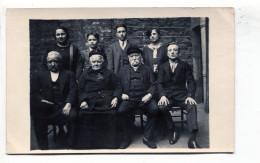 Carte Photo D'une Famille élégante Posant Dans La Cour De Leurs Maison - Anonymous Persons