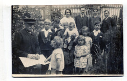 Carte Photo D'une Famille élégante Posant Dans Leurs Jardin Vers 1920 - Anonymous Persons