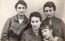 Carte Photo D'une Femme Avec Ces Trois Fille Posant Dans Un Studio Photo - Anonyme Personen