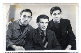 Carte Photo De Trois Hommes élégant Posant Dans Un Studio Photo - Personnes Anonymes