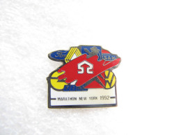 RARE PIN'S  LOGO  FORD  RENAULT PEUGEOT  NISSAN  OPEL FIAT  CITROEN  VOLKSWAGEN  MARATHON DE  NEW YORK 1992 - Altri & Non Classificati