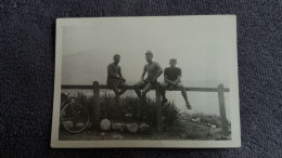 PHOTO PHOTOGRAPHIE 3 JEUNES HOMMES ASSIS SUR BARRIERE VEO RANDONNEE  FORMAT 7 PAR 10 CM - Anonymous Persons