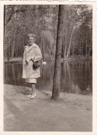 Altes Foto Vintage .Dame Am See Um 1960. . (  B13  ) - Personnes Anonymes