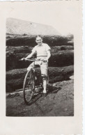 PHOTO-ORIGINALE- UN JEUNE GARCON SUR LE VÉLO - Ciclismo