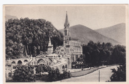 Lourdes - La Basilique Et Les Piscines - Lourdes