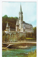 Lourdes - La Basilique Et Le Pont Sur La Gave - Lourdes