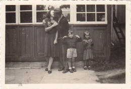 Altes Foto Vintage .Kinder,Eltern Um 1950. (  B13  ) - Persone Anonimi
