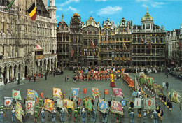 BELGIQUE - Bruxelles - Grand'Place - Groupe De L'Ommegang - Drapeaux Des Corporations - Animé - Colorisé - Carte Postale - Altri & Non Classificati