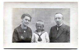 Carte Photo D'une Famille élégante Posant Dans Un Studio Photo En 1923 - Anonymous Persons