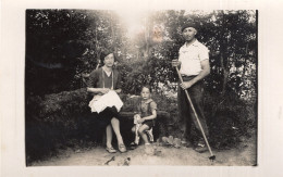 Carte Photo D'une Famille Posant Dans Leurs Jardin  Vers 1930 - Persone Anonimi