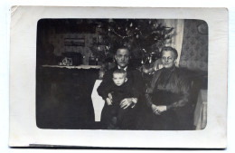 Carte Photo D'un Couple De Personne Agée élégant Avec Un Petit Garcon Devant Un Sapin De Noel Vers 1920 - Anonymous Persons