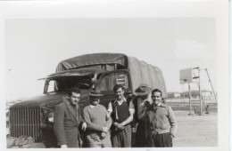 PHOTO-ORIGINALE- AUTOMOBILE VOITURE ANCIENNE - DES PERSONNES DEVANT LE CAMION GMC CCKW - Automobili