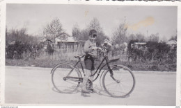 ENFANT AVEC SA BICYCLETTE - Anonymous Persons