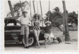 PHOTO-ORIGINALE- UNE FAMILLE DEVANT L'AUTOMOBILE VOITURE ANCIENNE A-IDENTIFIER - Automobile