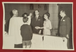 PH Original - 18 Cm X 12 Cm - ARGENTINA - ALBUM DE MARIAGE - COUPLE À L'AUTEL DEVANT LE PRÊTRE RECEVOANT LA BÉNÉDICTION - Anonymous Persons