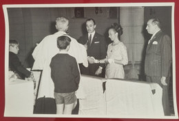 PH Original - 18 Cm X 12 Cm - ARGENTINA - ALBUM DE MARIAGE - COUPLE À L'AUTEL DEVANT LE PRÊTRE RECEVOANT LA BÉNÉDICTION - Personnes Anonymes