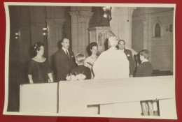 PH Original - 18 Cm X 12 Cm - ARGENTINA - ALBUM DE MARIAGE - COUPLE À L'AUTEL DEVANT LE PRÊTRE RECEVOANT LA BÉNÉDICTION - Personnes Anonymes