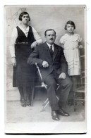 Carte Photo D'une Famille élégante Avec Leurs Jeune Fille Posant Dans Un Studio Photo Vers 1930 - Personnes Anonymes