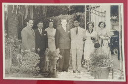 PH Original - 17.5 Cm X 11 Cm - ARGENTINA - JEUNES HOMMES ET FEMMES POSANT À L'ENTRÉE D'UN GRAND JARDIN - Anonymous Persons