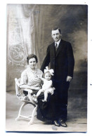 Carte Photo D'une Famille élégante Posant Dans Un Studio Photo - Anonymous Persons