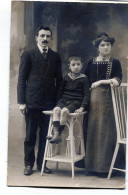 Carte Photo D'une Famille élégante Posant Dans Un Studio Photo En 1912 - Anonymous Persons