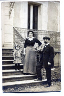 Carte Photo D'une Famille élégante Posant Sur Les Escaliers De Leurs Maison Vers 1915 - Personnes Anonymes