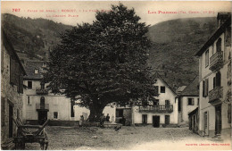 CPA Pyrénées Bosost La Grande Place (1390246) - Autres & Non Classés