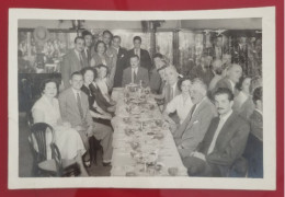 PH Original - 17.5 Cm X 11 Cm - ARGENTINA - GRAND NOMBRE DE MEMBRES DE LA FAMILLE PROFITANT D'UN DÎNER DANS UN RESTAURAN - Personnes Anonymes