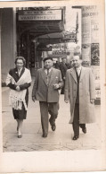 Carte Photo D'une Femme élégante Avec Deux Homme Se Promenant Dans Une Rue En 1957 - Personnes Anonymes