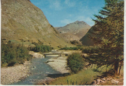 Les Alpes Française  En Couleurs  05   Carte Circulée  Pont Traversant Le Torrent Descendant Des Montagnes - Other & Unclassified