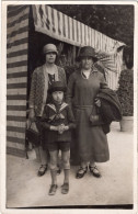 Carte Photo De Deux Femmes élégante Avec Un Petit Garcon Posant Dans Une Rue Vers 1920 - Personnes Anonymes