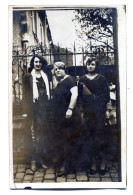 Carte Photo De Deux Femmes élégante Avec Une Jeune Fille Posant Devant Leurs Maison Vers 1930 - Personnes Anonymes