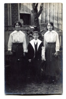 Carte Photo De Deux Jeune Fille élégante Avec Un Petit Garcon élégant Dans Leurs Jardin Vers 1915 - Personnes Anonymes