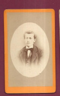 120524B - PHOTO CDV LASSALLE TOULOUSE - 1874 Portrait Jeune Homme En Médaillon Noeud Papillon - Oud (voor 1900)