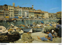 06 CANNES N°1197 Coin Du Port Pêcheurs Réparant Filets Bateaux Se Nomment Bastiaise Et Simone Renée I Voitures En 1974 - Cannes