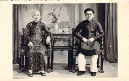 Photo Originale Format Carte Postale De 2 Dignitaires Vietnamiens , Légende Au Dos à Traduire Cliché Van Van Saïgon - Viêt-Nam