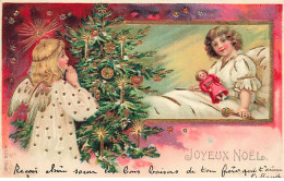 N°23930 - Carte Gaufrée - Joyeux Noël - Ange Priant En Regardant Une Fillette Dans Son Lit Avec Sa Poupée - Other & Unclassified