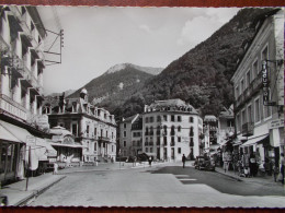 65 - CAUTERETS - Place Georges Clémenceau. (Commerces: Hotel Astoria, Hôtel De La Paix, Bijouterie.../ Citroen Traction) - Cauterets