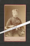 PHOTO-C.D.V.-SOLDAT-MILITARIA-BELGE-MEDAILLES+-1880-PHOTOGRAPH-WALTER DAMRY-BRUXELLES-TOP-VOYEZ LES 2 SCANS - Guerre, Militaire