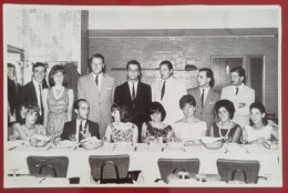 PH Original - 17,5 X 11.5 Cm - ARGENTINA - GRAND NOMBRE DE MEMBRES DE LA FAMILLE PROFITANT D'UN DÎNER DANS UN RESTAURAN - Personnes Anonymes