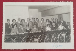 PH Original - 17,5 X 11.5 Cm - ARGENTINA - GRAND NOMBRE DE MEMBRES DE LA FAMILLE PROFITANT D'UN DÎNER DANS UN RESTAURAN - Personnes Anonymes