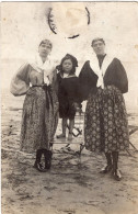Carte Photo De Deux Femme élégante En Sablaise Avec Un Petit Garcon Posant A La Plage En 1910 - Personnes Anonymes