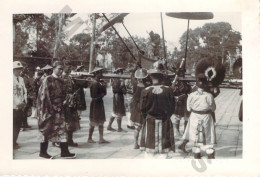 Grande Photo Originale De L'Empereur D'Annam Bao Dai Sur Son Baldaquin à Porteurs Cliché Tang Vinh Hué - Asien