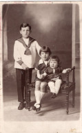 Carte Photo De Trois Jeune Enfants élégant Posant Dans Un Studio Photo - Anonieme Personen