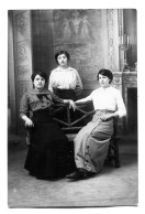 Carte Photo De Trois Jeune Femme élégante Posant Dans Un Studio Photo Vers 1910 - Personnes Anonymes