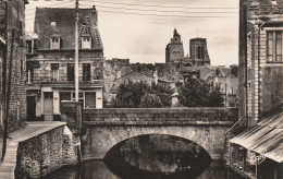 Guingamp (22 - Côtes D'Armor)  La Basilique , Vue Du Pont Saint Michel - Guingamp