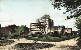 08 - VOUZIERS _S28874_ Le Jardin De La Caisse D'Epargne Et La Gendarmerie - CPSM 14x9cm - Vouziers