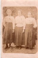 Carte Photo De Trois Jeune Femmes élégante Posant Dans Leurs Jardin Vers 1905 - Personas Anónimos