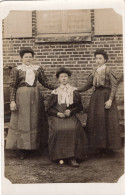 Carte Photo De Trois Jeune Filles élégante Posant Devant Leurs Maison Vers 1910 - Anonieme Personen