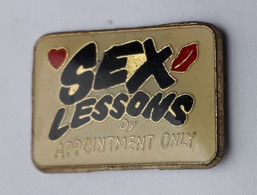 RR122 Pin's Sexe Sexy SEX LESSONS By Appointment Only Uniquement Sur Rendez Vous Achat Immédiat - Pin-ups